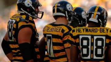 Alejandro Villanueva junto a Ben Roethlisberger en el partido del pasado domingo contra los Bengals.