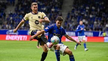 Real Oviedo's Spanish defender #24 Lucas Ahijado (R) vies for the ball with Barcelona's Polish forward #09 Robert Lewandowski during the Spanish league football match between Real Oviedo and FC Barcelona at the Carlos Tartiere stadium in Oviedo on September 25, 2025. (Photo by Miguel RIOPA / AFP)
