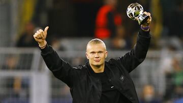 Erling Braut Haaland, posando con el trofeo de mejor delantero de la pasada edici&oacute;n de la Champions.