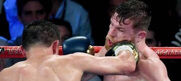 Golovkin conecta una dura derecha al mentón de Canelo.