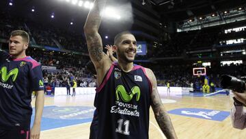 Nacho Mart&iacute;n saluda a la afici&oacute;n durante su etapa en el Movistar Estudiantes.