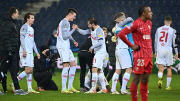 Los jugadores del Salzburgo celebran el pase con Koundé pensativo.
