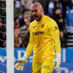 Dmitrovic, muro en remontada