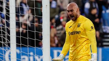 MADRID, 18/01/2025.- El guardameta del Leganés Marko Dmitrovic celebra la victoria en el partido de LaLiga EA Sports entre CD Leganés y Atlético de Madrid, este sábado en el Estadio Municipal Butarque de Madrid. EFE/ Sergio Pérez