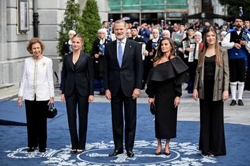 La Familia Real a su llegada al Teatro Campoamor para asistir a la ceremonia de entrega de los Premios Princesa de Asturias 2024.