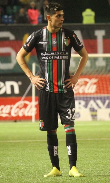 Nación en Canadá, pero tiene la nacionalidad chilena también, ha jugado con la sub-20 canadiense, con Palestino de Chile enfrentará en la segunda ronda a independiente de Medellín.
