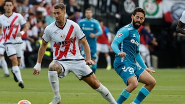 MADRID, 15/05/2025.- El defensa francés del Rayo Florian Lejeune pelea un balón ante el centrocampista del Betis Isco (d) durante el partido de la jornada 36 de LaLiga EA Sports, entre el Rayo Vallecano y el Betis, en el Estadio de Vallecas de Madrid. EFE/ Sergio Pérez