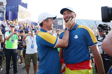 Rory McIlroy y Jon Rahm del equipo de Europa celebran la victoria. 
