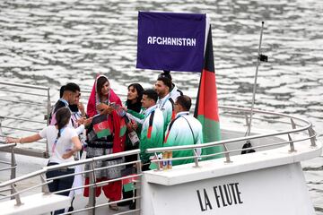 Afganistán, con tan solo seis atletas, encabeza el  barco que también acoge a Sud África, Albania, Argelia y, en la cola, Alemania.