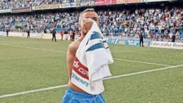 <b>GESTO MEMORABLE. </b>Cristo besa su camiseta antes de regalarla a los miembros del Frente Blanquiazul. Ahí simbolizó su amor al escudo.