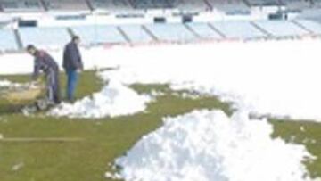 En La Romareda se trabajó para quitar la nieve.