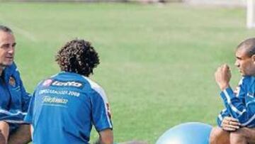 <b>DULCE RESACA.</b> Víctor conversa con Ewerthon, Gabi Milito y Diogo tras el entrenamiento de ayer en la Ciudad Deportiva.