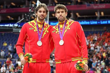 Los hermanos Gasol son dos de los jugadores de baloncesto ms reconocidos en todo el mundo. Pau y Marc han conseguido numerosos ttulos, incluso han sido campeones en la NBA. Ambos empezaron su carrera en el Bar?a antes de ir a la liga ms famosa de Estados Unidos, siendo el hermano mayor el primero en ir, convirtindose as en el segundo jugador espa?ol en lograrlo.