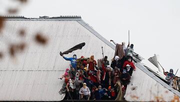 -FOTODELDÍA- AME5469. BUENOS AIRES (ARGENTINA), 24/04/2020.- Internos de la cárcel de Villa Devoto se amotinan para pedir medidas que les permitan enfrentar el coronavirus, este viernes en Buenos Aires (Argentina). Un grupo de presos se amotinó este viernes en la cárcel de Villa Devoto, con motivo de la pandemia del COVID-19, para reclamar que se les permita acceder al régimen de arresto domiciliario, informaron a Efe fuentes oficiales. EFE/ Juan Ignacio Roncoroni