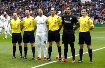 Real Madrid - Athletic de Bilbao.
El árbitro Álvarez Izquierdo acompañado por sus asistentes Miguel Martínez Munuera y José Gallego García junto al cuarto árbitro Antonio Santos Pargaña, y los capitanes Sergio Ramos y Gorka Iraizoz.