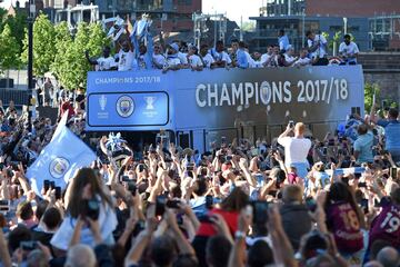 Seguidores del City celebrando el título liguero junto a la plantilla. 