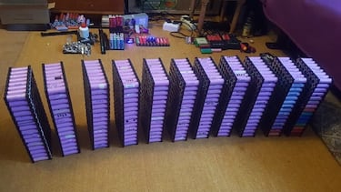 Este usuario empieza a coleccionar baterías para portátiles: acaba con 650 y llega a crear su propia fuente de energía