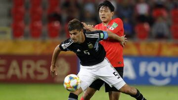 Argentina&#039;s Santiago Sosa, front, duels for the ball with South Korea&#039;s Cho Youngwook during the Group F U20 World Cup soccer match between Korea Republic and Argentina, in Tychy, Poland, Friday, May 31, 2019. (AP Photo/Sergei Grits)