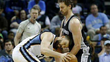 MEM12. MEMPHIS (EE.UU.), 18/03/2017.- El español Pau Gasol (d) de San Antonio Spurs en acción a frente a su hermano Marc Gasol (i) de Memphis Grizzlies hoy, sábado 18 de marzo de 2017, antes de lanzamiento inicial de un juego de la NBA en FedExForum en Memphis (EE.UU.) EFE/Mike Brown