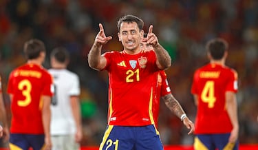 2-0. Mikel Oyarzabal celebra el gol que anota de falta directa.