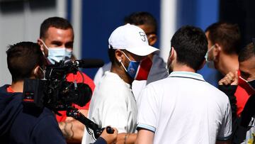 Paris Saint-Germain's Brazilian forward Neymar (C) arrives at the team's "Camp des Loges" training grounds in Saint-Germain-en-Laye, west of Paris, on June 22, 2020. (Photo by FRANCK FIFE / AFP)
