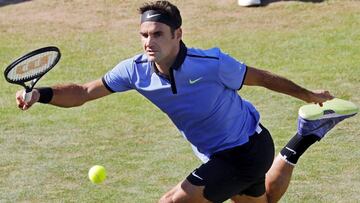 El tenista suizo Roger Federer, devuelve la bola al alem&aacute;n Tommy Haas, durante su partido de segunda ronda del torneo de tenis de Stuttgart (Alemania).