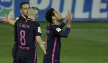 Neymar celebrates No.4 in stoppage time