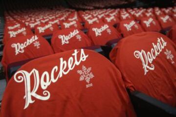 Camisetas especiales para los aficionados que se acercaron a ver el duelo texano del Toyota Center. Además, los Rockets ganaron a los Spurs.