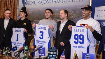 LaMelo, LiAngelo y LaVar Ball durante la presentaci&oacute;n con el Vytautas.