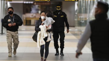 Pasajeros caminan por el aeropuerto Internacional Jorge Ch&aacute;vez de Lima (Per&uacute;). EFE/Paolo Aguilar/Archivo