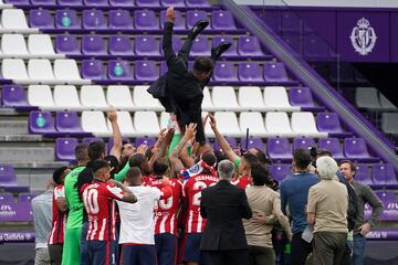 Los jugadores del Atlético de Madrid manteando a Simeone durante la  celebracion del título de campeones de LaLiga Santander después de ganar al Valladolid por 1-2