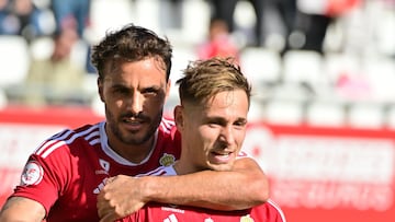 Pedro León abraza a Isi tras el 2-0.