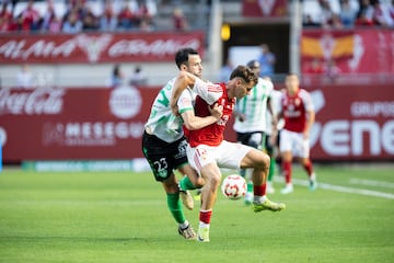 Ra¨²l Alcaina protege el bal¨®n ante Luismi Luengo.
