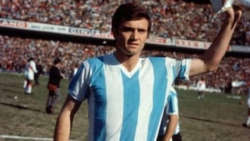 Roberto Perfumo, apodado El Mariscal del Área, en un partido con Racing.
