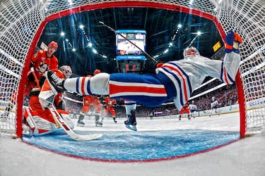 Aunque en la imagen el que parece estar volando es Connor McDavid de los Edmonton Oilers, empujado por Ian Moore de los locales Anaheim Ducks, en el partido de la NHL los que volaron en el tercer y último periodo fueron los californianos para lograr un parcial de 4-1 y acabar imponiéndose por 6-5 a los canadienses. 