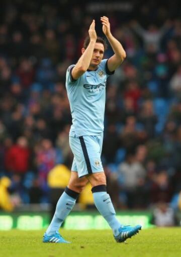 Frank Lampard saluda a los hinchas en el partido de Manchester City ante Crystal Palace.