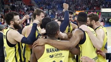 GRAF3775. VITORIA, 26/04/2018.- Los jugadores del Fenerbahce Dogus de Estambul (Turquía) celebran su voctoria y clasificación al término del cuarto partido de la eliminatoria de la EuroLiga disputado hoy contra el Baskonia en el pabel