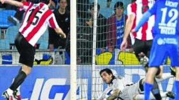 <b>SE HIZO JUSTICIA. </b>Jacobo acertó a detener el penalti de Iraola con el que el árbitro obsequió al Athletic por supuesto derribo a Llorente.