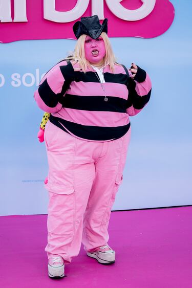 Etsy Quesada posa en la alfombra rosa por el pase especial de la película ‘Barbie’ en el Gran Teatro CaixaBank.   
 
 