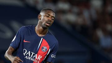 Paris Saint-Germain's French forward #10 Ousmane Dembele reacts after missing a goal during the French L1 football match between Paris Saint-Germain (PSG) and OGC Nice at The Parc des Princes Stadium in Paris on September 15, 2023. (Photo by FRANCK FIFE / AFP)