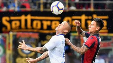 Pulgar peleando un bal&oacute;n con Nainggolan. 