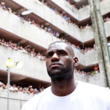 Locura por ver a LeBron James en una escuela de Manila