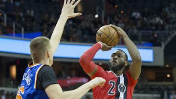 MR15. WASHINGTON (EE.UU.),17/11/2016.- John Wall (d) de Wizards ante Kristaps Porzingis (i) de Knicks hoy, jueves 17 de noviembre de 2016, durante un juego de la NBA que se disputa en el Verizon Center de Washington. EFE/MICHAEL REYNOLDS