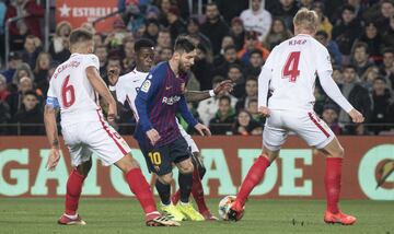 Jugada del penalti de Quincy Promes a Leo Messi.