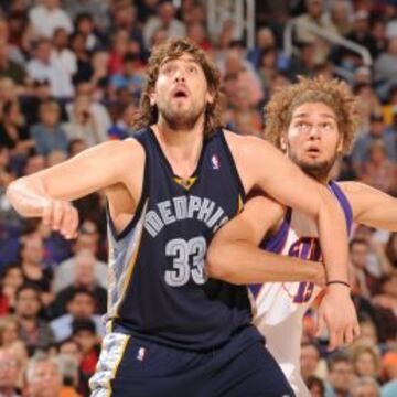 Marc Gasol, en su año de novato, con Robin Lopez.