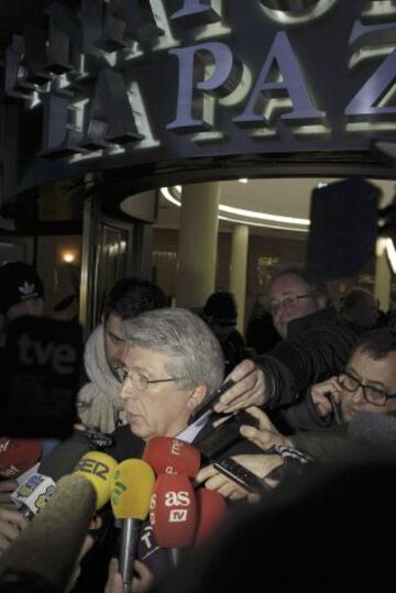 El presidente del Atlético de Madrid, Enrique Cerezo, atiende a los medios a su salida del tanatorio de "La Paz", en Tres Cantos, donde se encuentra instalada la capilla ardiente del entrenador y exseleccionador nacional Luis Aragonés, que ha fallecido esta mañana en Madrid a los 75 años de edad.