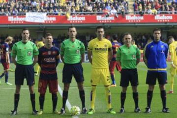 El árbitro Sánchez Martínez acompañado por sus asistentes Gallego García y Martínez Nicolás, el cuarto árbitro Sureda Cuenca y los capitanes Messi y Bruno.