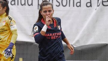 Claudia Pina, jugadora cedida por el Bar&ccedil;a en el Sevilla, celebra un gol ante el Santa Teresa. 