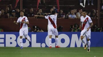 BAS208. BUENOS AIRES (ARGENTINA), 31/10/2017.- El jugador Ignacio Scocco (c) de River Plate festeja su gol ante Lanús hoy, martes 31 de octubre de 2017, durante un partido de las semifinales de la Copa Libertadores que disputan el River Plate y el Lanús, en el estadio Ciudad de Lanús, en Buenos Aires (Argentina). EFE/David Fernández
