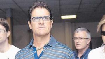 <b>VISITA A SU AMIGO. </b>Capello, a la entrada del hospital Molinette, donde está ingresado Pessotto.